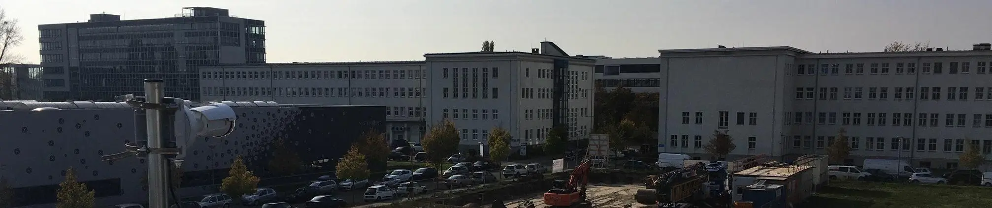 An einem Mast montierte Baustellenwebcam über einer Baustelle